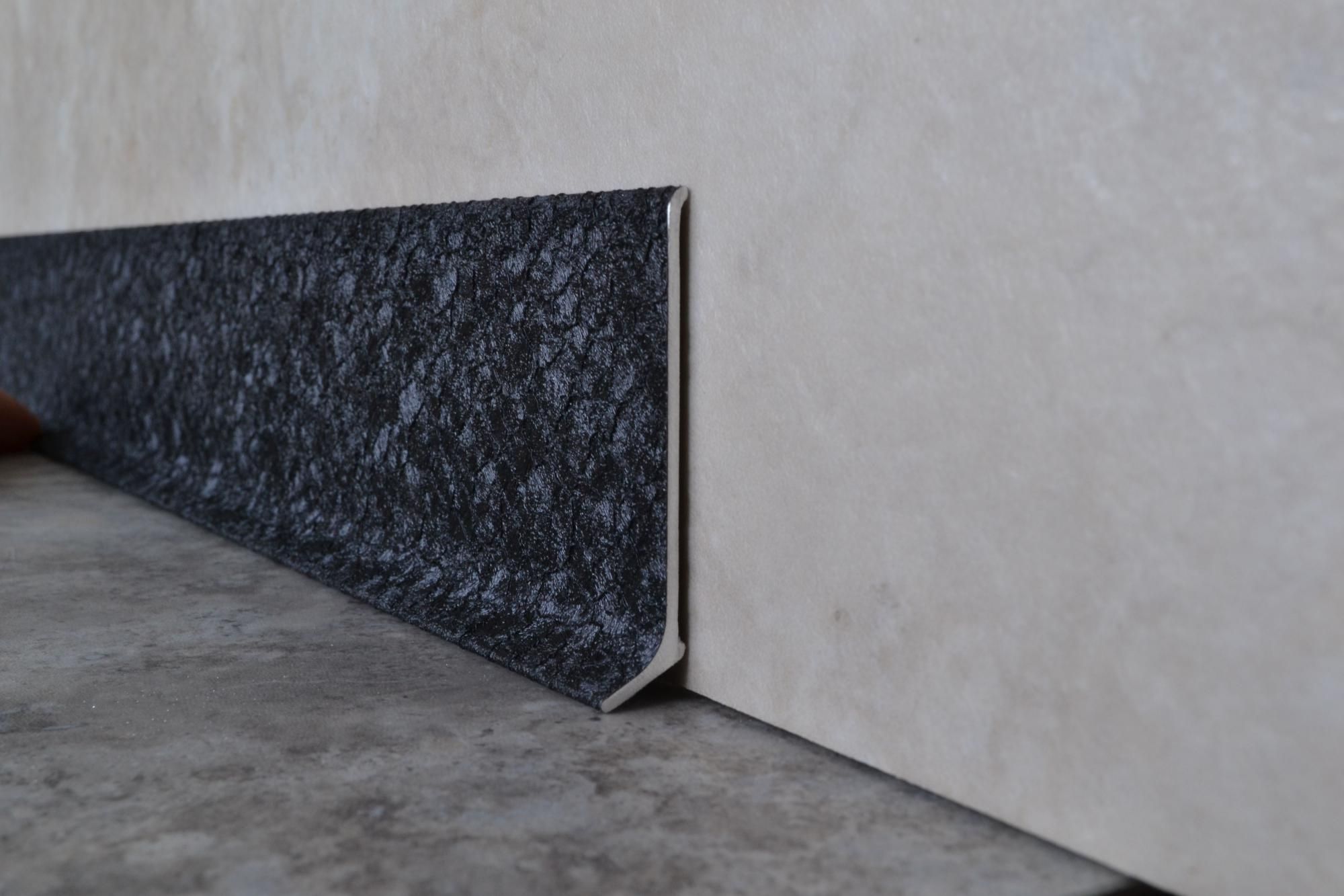 Плинтус алюминиевый L-образный текстура кожи черная (2500*11*60 мм) — купить в Новосибирске