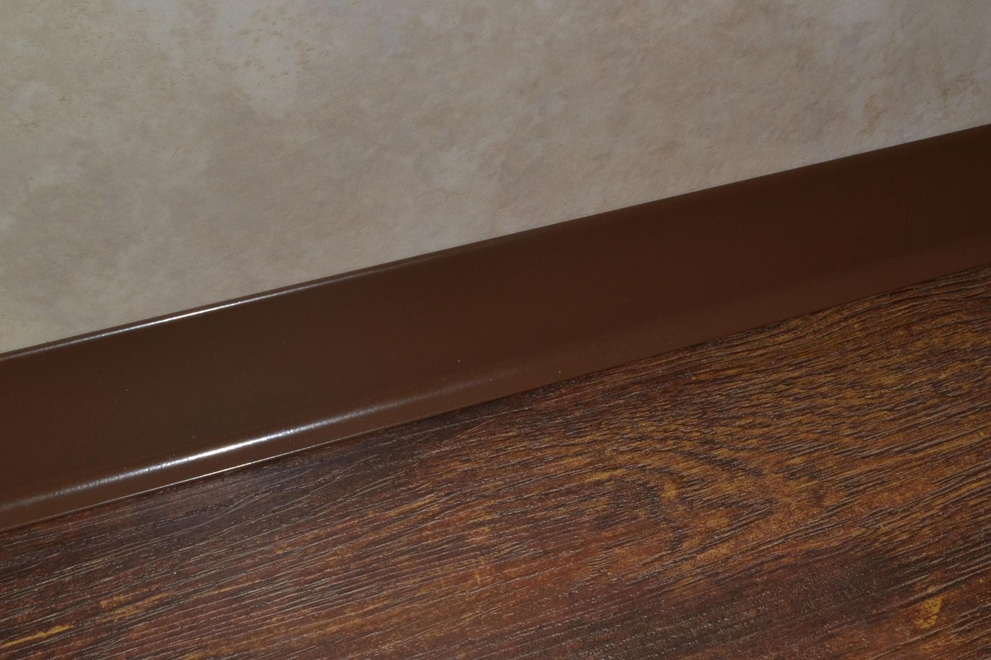 Плинтус алюминиевый L-образный шоколад (2500*11*60 мм) — купить в Новосибирске